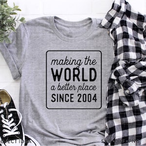 De wereld verbeteren sinds 2004, 21e verjaardag svg, 21e verjaardag shirt, 21e verjaardag mok, grappig verjaardagscitaat, verjaardagscadeau