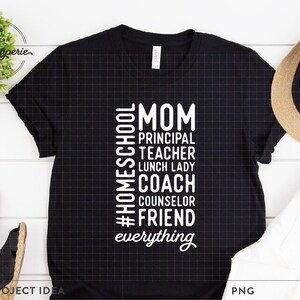 Mama Nauczycielka Dyrektor Lunch Pani Trener Wszystko SVG, mama ucząca w domu SVG, zabawna szkoła domowa SVG, Koszulka dla mamy, Torba dla mamy uczącej w domu SVG