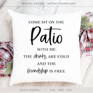 Vieni a sederti sul patio SVG, le bevande sono fredde e l'amicizia è gratuita, fattoria moderna SVG, cartello in legno per patio, decorazioni per patio, cuscino per patio