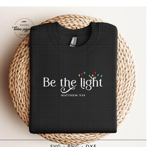 Sei das Licht, Mathew 5:14, Bibel-Vers-Shirt-Svg, Christliche Weihnachtssvg-Religiöses Hemd-Svg, Glaubenssugs-Svg-Weihnachts SVG