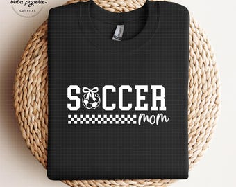 Mamma calciatrice in formato SVG, Maglietta da calcio in formato SVG, Amante del calcio in formato SVG, Regalo per la festa della mamma, Mamma calciatrice in formato SVG, Calcio in formato SVG PNG / Vita da mamma calciatrice in formato SVG, maglietta della mamma