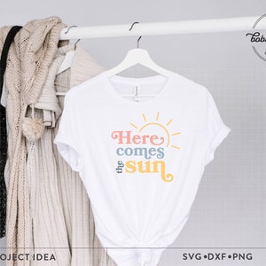 Here Comes The Sun Svg, babyromper svg, modern boho shirt svg, retro T-shirt svg, peuter shirt svg, sublimatie png, zomershirt svg, retro