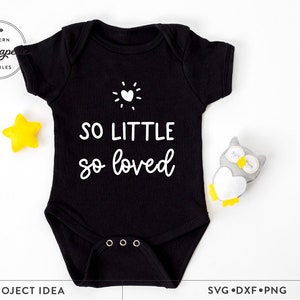 So Little So Loved SVG, baby svg, pasgeboren svg, baby rompertje SVG, pasgeboren outfit svg, kinderkamer inrichting svg, kinderkamer inrichting svg, teken kinderkamer