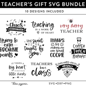 Puede incluir: Un conjunto de 10 diseños SVG en blanco y negro para profesores. Los diseños incluyen frases como "Coordinador del caos", "Enseñar es un trabajo del corazón", "Profesor muy alegre", "Intentando ganar puntos brownie", "Qué dulce es ser enseñado por ti", "Gracias por hacerme una galleta inteligente", "Café Enseñar Repetir", "Se necesita un gran corazón para ayudar a moldear las mentes pequeñas", "Los profesores tienen clase", y "Los profesores pueden hacer virtualmente cualquier cosa".