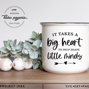 It Takes A Big Heart To Help Shape Little Minds SVG, leraar koffiemok, leraar pannenlap SVG, leraar cadeau SVG, leraar citaat SVG