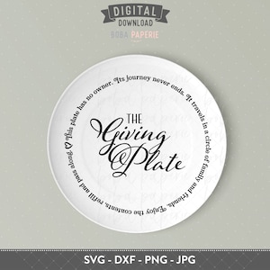 Puede incluir: Un plato de cerámica blanco con texto negro que dice "The Giving Plate". El texto alrededor del plato dice "Este plato no tiene dueño. Su viaje nunca termina. Viaja en un círculo de familia y amigos. Disfruta del contenido hasta que el plato se pase."