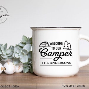 Bem-vindo ao nosso camper svg, trailer de viagem svg, camping svg, brinquedo fofo rv svg, bumper pull campsite, camper svg, camping shirt svg, família svg