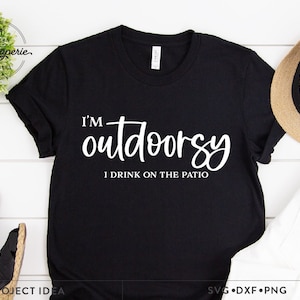 Je suis en plein air, je bois sur la terrasse SVG, SVG de vin, SVG de printemps, SVG d'enseigne de ferme, SVG d'enseigne de terrasse, SVG de chemise de printemps, SVG d'enseigne en bois de printemps