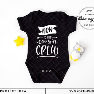 Nuevo en The Cousin Crew SVG, primos SVG, nuevo primo SVG, traje de bebé SVG, nuevo en la tripulación, baby shower, embarazo SVG, bebé SVG, recién nacido SVG
