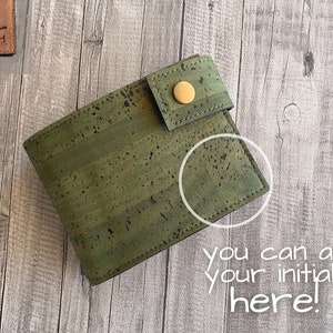 Cartera plegable para hombre, Cartera de corcho verde oliva, Cartera minimalista, Regalo personalizado con monograma, Regalo para papá imagen 9