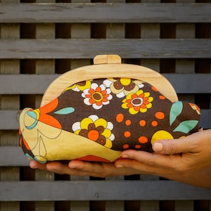 Brown Floral Linen Clutch Bag, Kiss lock Clutch Purse, Wooden Frame Bag, Women&#39;s Unique Purse