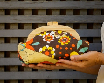 Bolso de mano de lino con flores en color marrón, bolso de mano con cierre de beso, bolso con marco de madera, bolso exclusivo para mujer