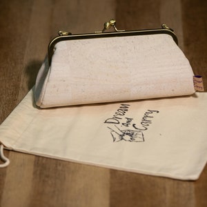Cartera de mano de corcho blanco, cartera de mano con marco de metal vegano, bolso de mano de boda, regalo para ella imagen 8