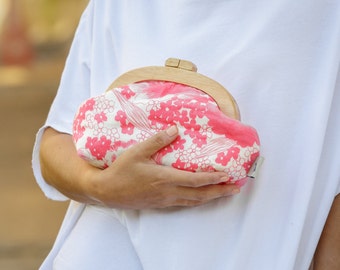 Bolso de mano con diseño floral en color blanco roto, bolso de lino con cierre de beso, bolso de mano con marco de madera, bolso de mujer