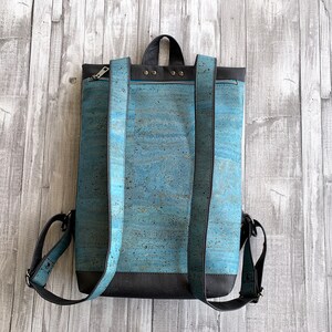 Türkisblauer Korkrucksack, Unisex Männer und Frauenrucksack, Stadttasche, Laptop-Rucksack, Öko-freundliche vegane Tasche Bild 6