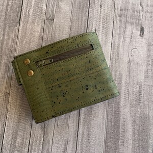 Cartera plegable para hombre, Cartera de corcho verde oliva, Cartera minimalista, Regalo personalizado con monograma, Regalo para papá imagen 4