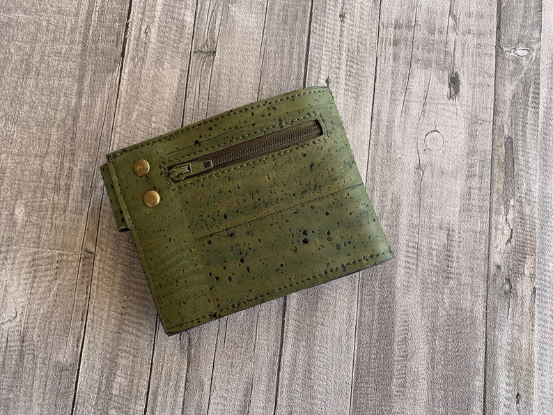 Cartera plegable para hombre, Cartera de corcho verde oliva, Cartera minimalista, Regalo personalizado con monograma, Regalo para papá imagen 4