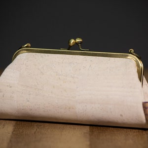 Cartera de mano de corcho blanco, cartera de mano con marco de metal vegano, bolso de mano de boda, regalo para ella imagen 5