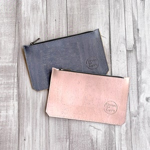 Monedero con cremallera de corcho en gris rosa polvoriento