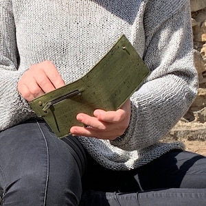 Cartera plegable para hombre, Cartera de corcho verde oliva, Cartera minimalista, Regalo personalizado con monograma, Regalo para papá imagen 1