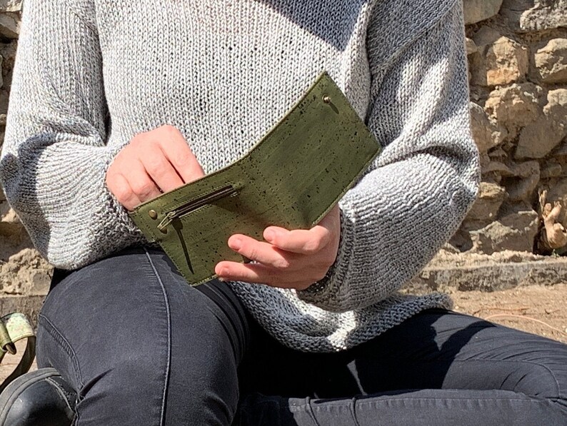 Cartera plegable para hombre, Cartera de corcho verde oliva, Cartera minimalista, Regalo personalizado con monograma, Regalo para papá imagen 1