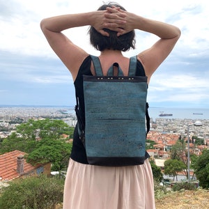 Türkisblauer Korkrucksack, Unisex Männer und Frauenrucksack, Stadttasche, Laptop-Rucksack, Öko-freundliche vegane Tasche Bild 2