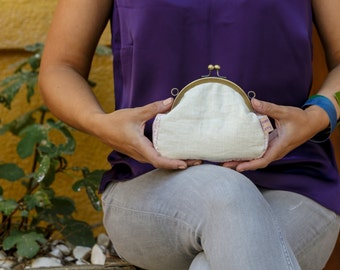 Monedero pequeño de lino con cierre de beso, cartera de lino color blanco roto, cartera de mano con marco de metal, regalo único para ella