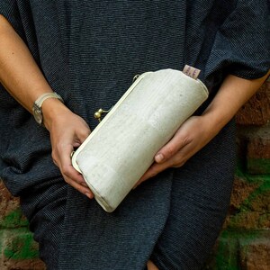 Cartera de mano de corcho blanco, cartera de mano con marco de metal vegano, bolso de mano de boda, regalo para ella imagen 1