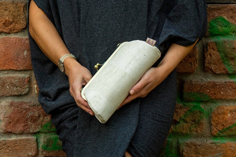 Cartera de mano de corcho blanco, cartera de mano con marco de metal vegano, bolso de mano de boda, regalo para ella imagen 1