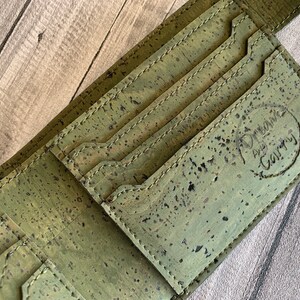 Cartera plegable para hombre, Cartera de corcho verde oliva, Cartera minimalista, Regalo personalizado con monograma, Regalo para papá imagen 8