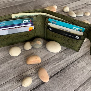 Cartera plegable para hombre, Cartera de corcho verde oliva, Cartera minimalista, Regalo personalizado con monograma, Regalo para papá imagen 2