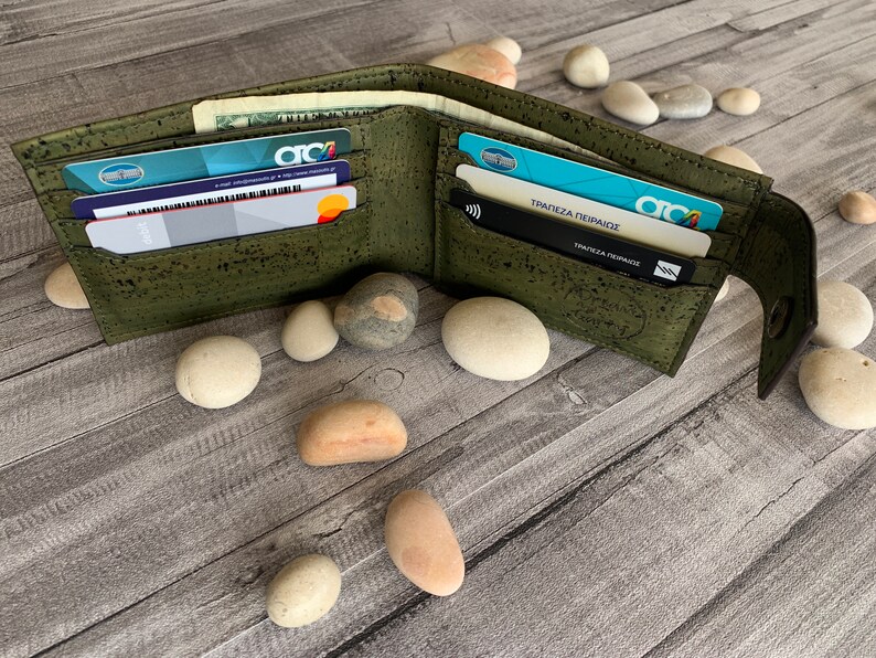 Cartera plegable para hombre, Cartera de corcho verde oliva, Cartera minimalista, Regalo personalizado con monograma, Regalo para papá imagen 2