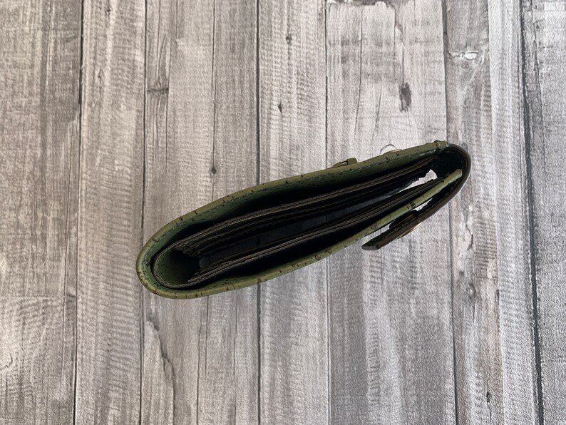 Cartera plegable para hombre, Cartera de corcho verde oliva, Cartera minimalista, Regalo personalizado con monograma, Regalo para papá imagen 7