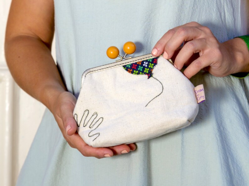 Cartera de lona de algodón color crema, monedero con cierre de beso y globo sin bordado, regalo para hermana imagen 5