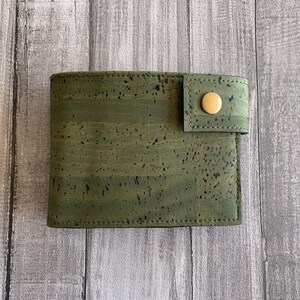 Cartera plegable para hombre, Cartera de corcho verde oliva, Cartera minimalista, Regalo personalizado con monograma, Regalo para papá imagen 3