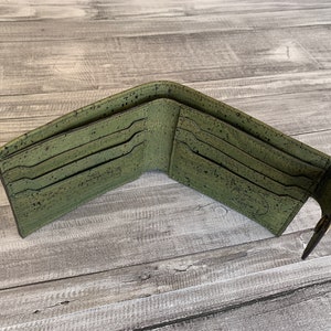 Cartera plegable para hombre, Cartera de corcho verde oliva, Cartera minimalista, Regalo personalizado con monograma, Regalo para papá imagen 6
