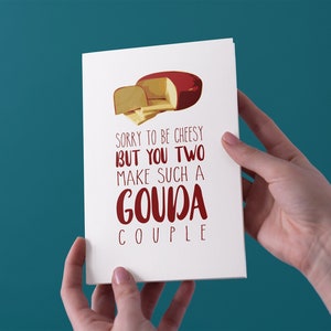Desculpe ser cafona, mas vocês dois fazem um cartão de casamento/noivado de casal Gouda - frete grátis para o Reino Unido