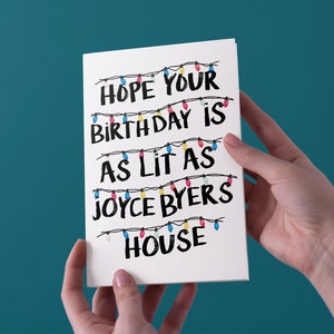 Hope Your Birthday Is As Lit As Joyce Byers House Birthday Greeting Card - Livraison gratuite au Royaume-Uni