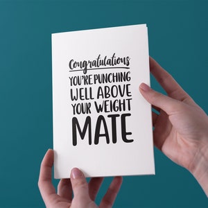 Herzlichen Glückwunsch, sie schlagen weit über Ihr Gewicht Mate Hochzeit/Engagement/Geburtstagskarte - kostenloser UK Versand