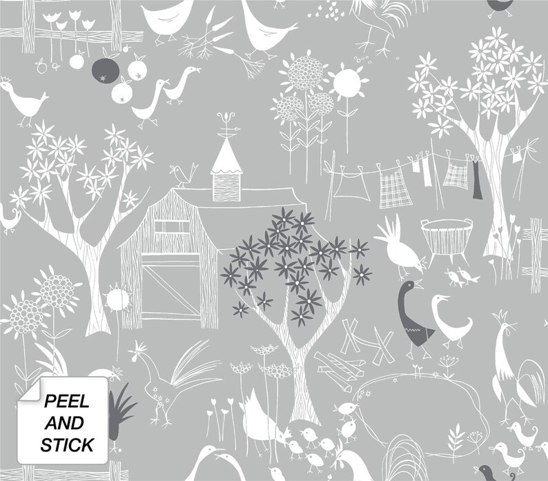 Puede incluir: Un papel tapiz de tem&aacute;tica de granja gris y blanco con un granero, &aacute;rboles, flores, p&aacute;jaros y el texto "PEEL AND STICK".