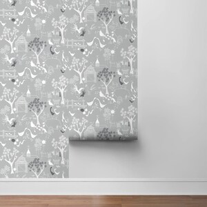 Puede incluir: Papel tapiz gris con un patr&oacute;n repetitivo de ilustraciones estilizadas blancas de p&aacute;jaros, &aacute;rboles, casas y otras im&aacute;genes relacionadas con la granja.