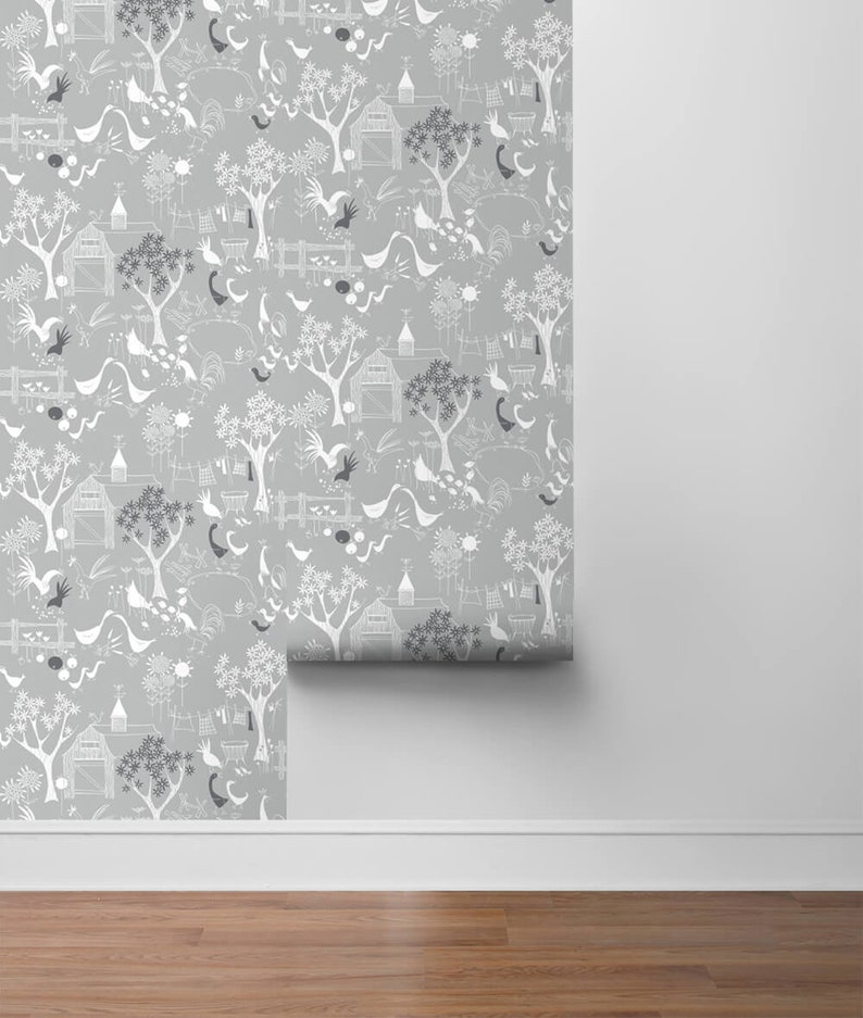 Puede incluir: Papel tapiz gris con un patr&oacute;n repetitivo de ilustraciones estilizadas blancas de p&aacute;jaros, &aacute;rboles, casas y otras im&aacute;genes relacionadas con la granja.