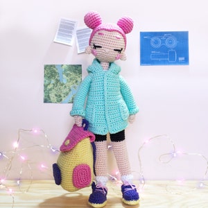 Muñeca de crochet con patrón de puntada