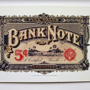 Op de afbeelding: Vintage Bank Note-bord met een sierlijk ontwerp. Het bord toont de woorden "BANK NOTE" in gouden letters, een rode "5¢"-aanduiding en de tekst "A Certified Smoke". Het bord heeft een crèmekleurige achtergrond en een zwarte rand.