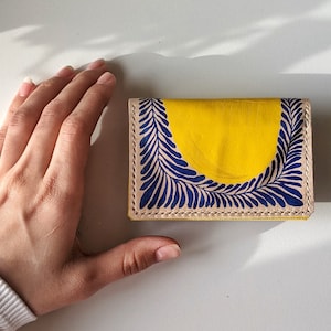 Cartera de cuero amarillo para tarjetas, tarjetero fino de cuero auténtico hecho a mano para mujer, cartera pequeña para tarjetas de crédito, regalo de primavera amarillo.