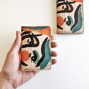 Ganador de los premios de diseño de Etsy 2023, billetera de cuero real hecha a mano, tarjetero pequeño único, regalo colorido pintado a mano para artista.