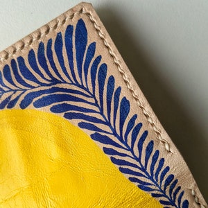 Cartera de cuero amarillo para tarjetas, tarjetero fino de cuero auténtico hecho a mano para mujer, cartera pequeña para tarjetas de crédito, regalo de primavera amarillo. imagen 8