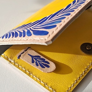 Cartera de cuero amarillo para tarjetas, tarjetero fino de cuero auténtico hecho a mano para mujer, cartera pequeña para tarjetas de crédito, regalo de primavera amarillo. imagen 7