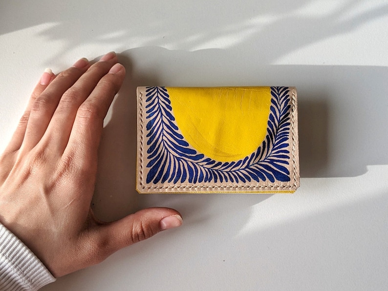 Cartera de cuero amarillo para tarjetas, tarjetero fino de cuero auténtico hecho a mano para mujer, cartera pequeña para tarjetas de crédito, regalo de primavera amarillo. imagen 1
