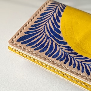Cartera de cuero amarillo para tarjetas, tarjetero fino de cuero auténtico hecho a mano para mujer, cartera pequeña para tarjetas de crédito, regalo de primavera amarillo. imagen 3